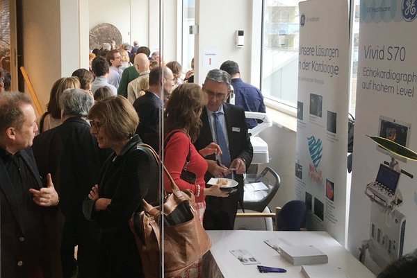Patientenveranstaltungen Besucher einer Veranstaltung der Augustinum Klinik vor Infoständen