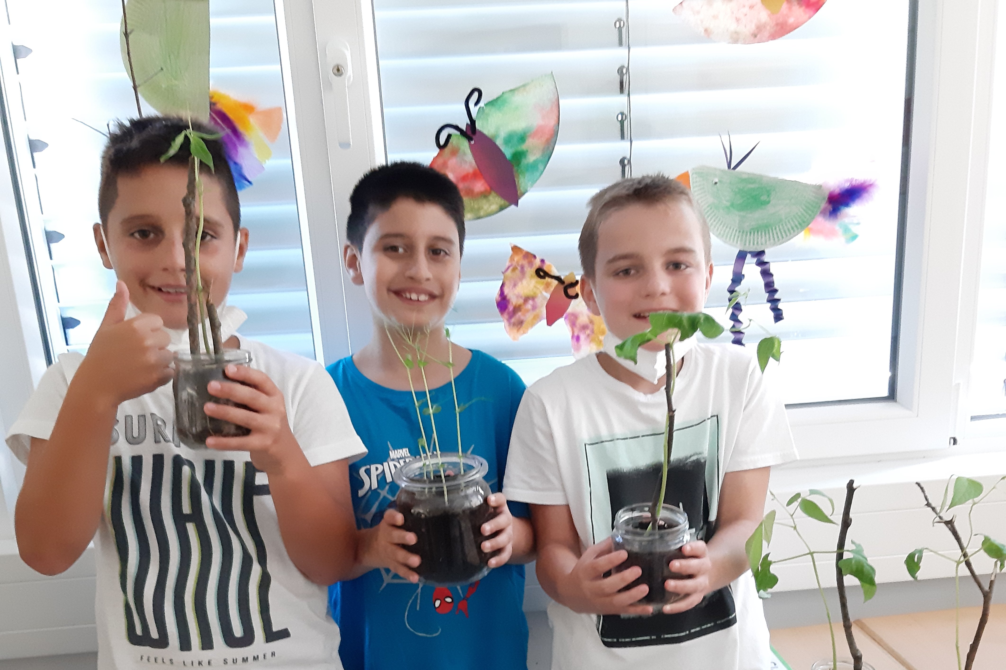 Drei Schüler der Otto-Steiner-Schule zeigen stolz ihr Pflanze