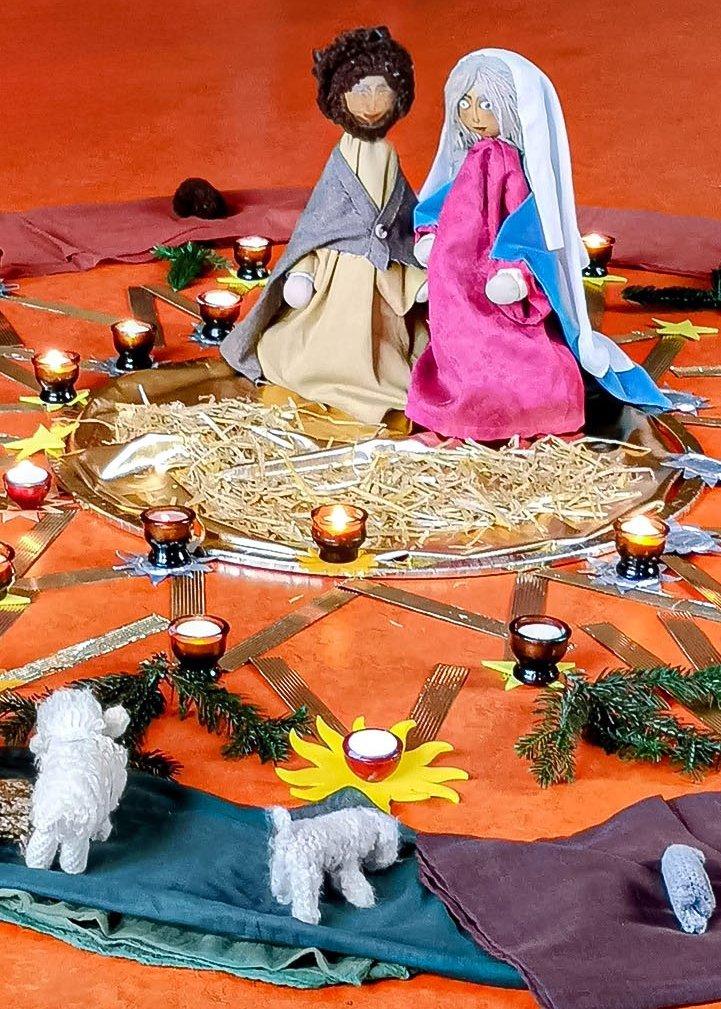 eine improvisierte Weihnachtskrippe als Bodenbild in der Kindertagesstätte des Augustinum Berchtegadener Land