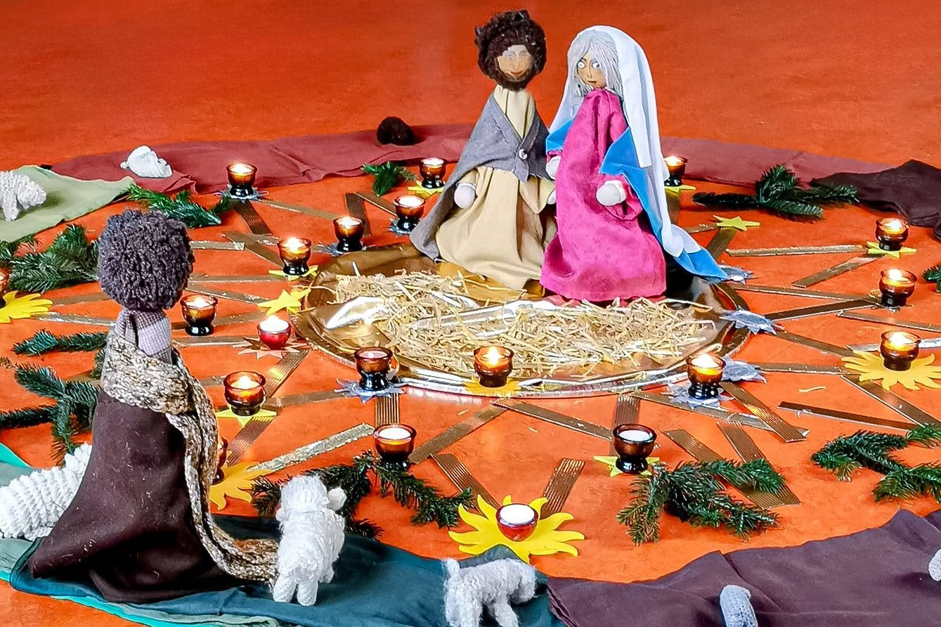eine improvisierte Weihnachtskrippe als Bodenbild in der Kindertagesstätte des Augustinum Berchtegadener Land