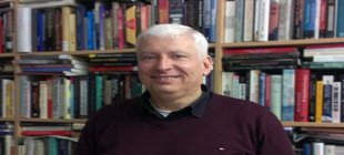 Prof. Hochgeschwender vor einem Bücherregal