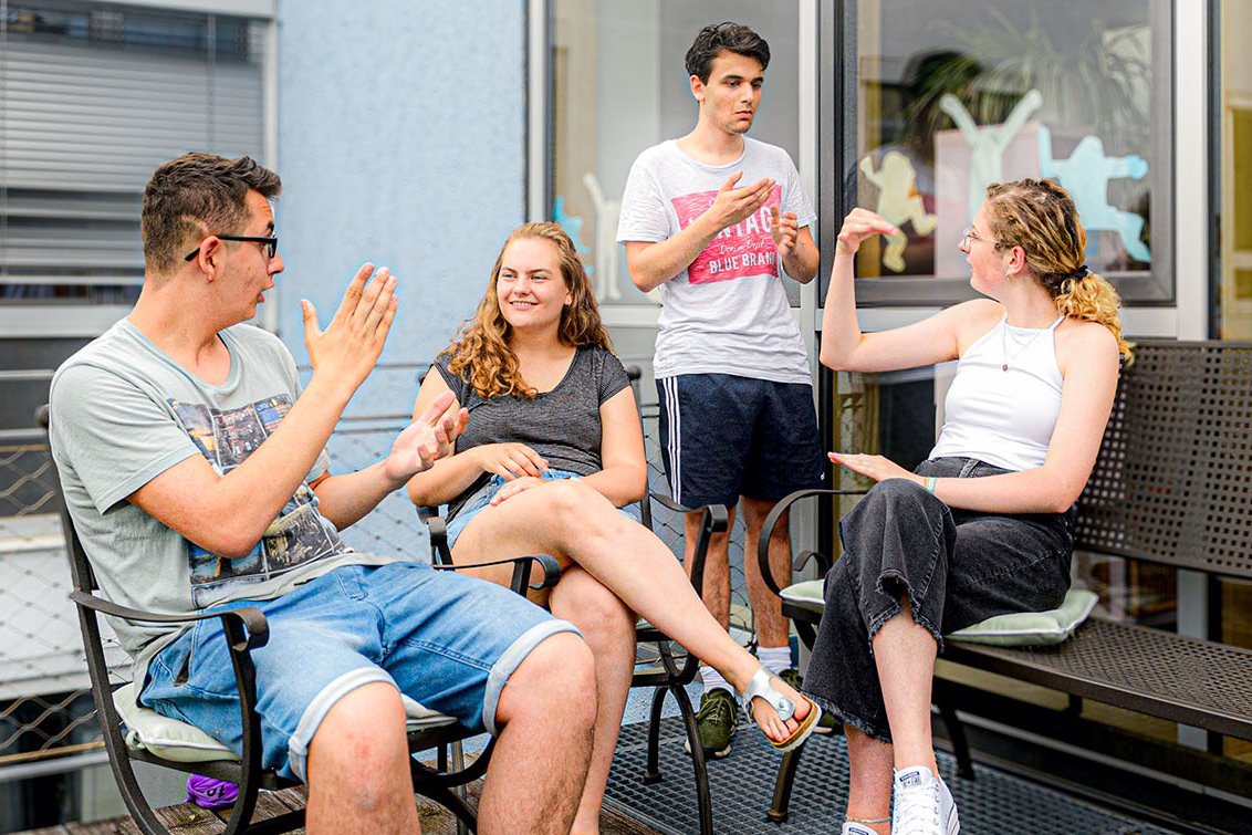 hörgeschädigte Jugendlichen des Augustinum Studienheims unterhalten sich in Gebärdensprache