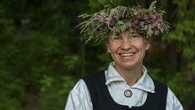 Frau mit Blumenkranz im Haar