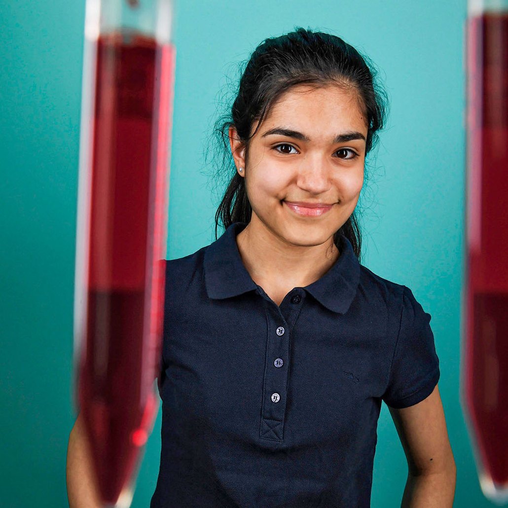 Porträt von Tara Moghiseh, die 2019 für eine Arbeit zur Leukämiediagnostik den Preis des Bundeswettbewerbs "Jugend forscht" gewonnen hat