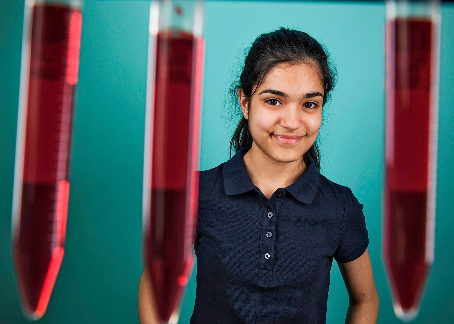 Porträt von Tara Moghiseh, die 2019 für eine Arbeit zur Leukämiediagnostik den Preis des Bundeswettbewerbs "Jugend forscht" gewonnen hat