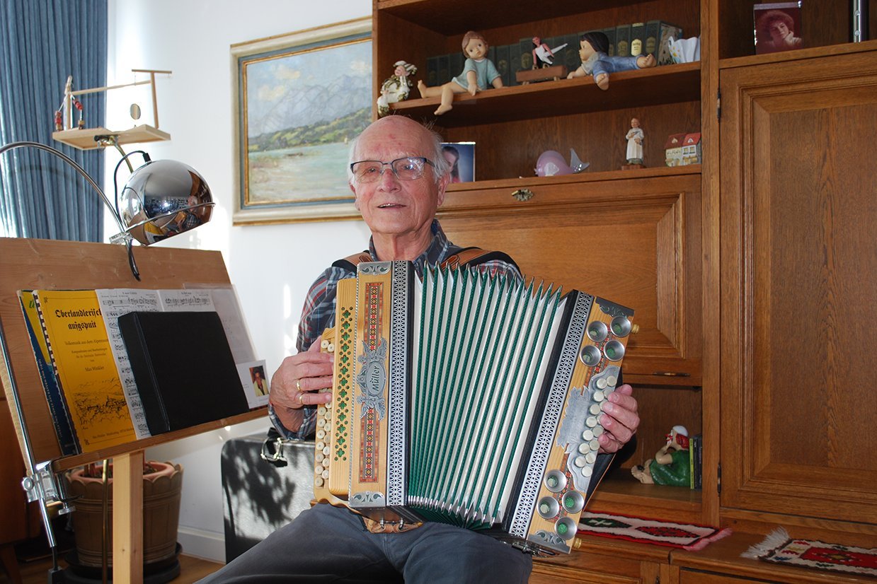 Fritz Gutsch hat nach dem Krieg das Akkordeon-Spielen gelernt. Dieses Hobby pflegt er heute noch.