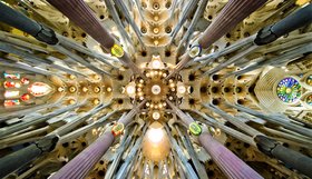 Blick auf ein von Säulen getragenes, lichtdurchflutetes Deckengewölbe Blick auf ein von Säulen getragenes, lichtdurchflutetes Deckengewölbe