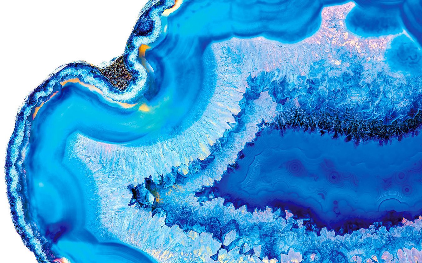 Detailaufnahme eines blauen Kristallsteins