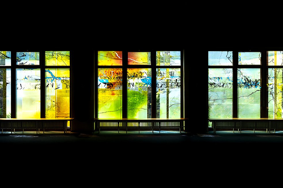 Zeitgenössische Kunst finden Sie überall im Augustinum. Seit Ostern 2019 wird die Simeonskapelle von neuen Fenstern des Glaskünstlers Lukas Derow geschmückt.