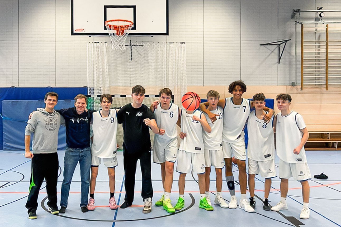 das Basketballteam der Samuel-Heinicke-Realschule in der Turnhalle