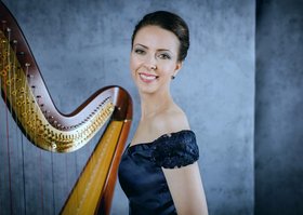 Ekaterina mit einer Harfe