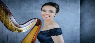 Ekaterina mit einer Harfe