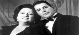 Schwarz-Weiß-Foto von Freddie Mercury und Monserrat Caballé