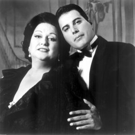 Schwarz-Weiß-Foto von Freddie Mercury und Monserrat Caballé