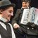Pianist im Vordergrund, Mann mit Akkordeon hinten