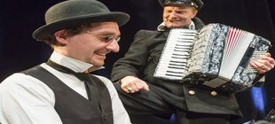Pianist im Vordergrund, Mann mit Akkordeon hinten