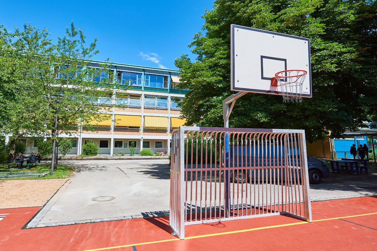 Sportplatz Augustinum Tagesstätte Klenzestraße Basketballkorb auf dem Sportplatz der Augustinum Tagesstätte Klenzestraße