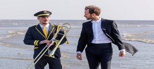 Bild mit zwei Musikern am Strand