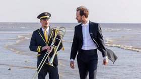 Bild mit zwei Musikern am Strand