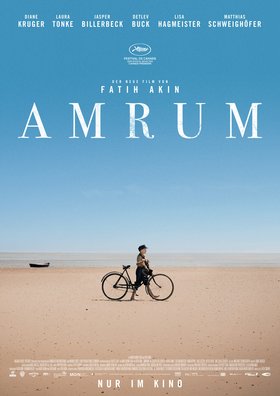Junge mit Fahrrad am Strand 