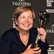 Jenny Erpenbeck mit Preispokal