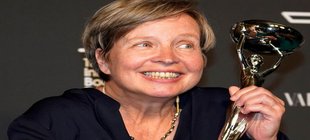 Jenny Erpenbeck mit Preispokal
