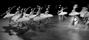Ballettgruppe auf einer Bühne