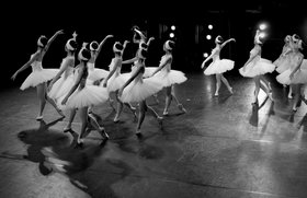 Ballettgruppe auf einer Bühne