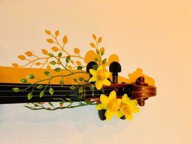 Hals einer Violine mit Frühlingsblumen