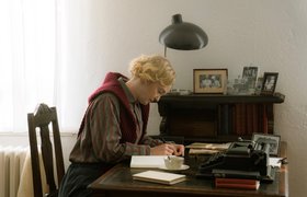 Frau am Tisch