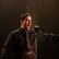 Charles Aznavour singt am Mikrofon