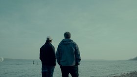 Habeck und Jessen, mit Rücken zur Kamera, blickend auf das Meer