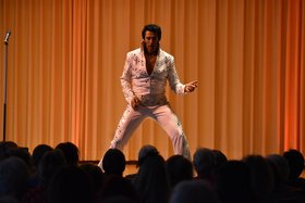 Elvis-Darsteller Oliver Steinhoff auf der Bühne des Augustinum Schweinfurt
