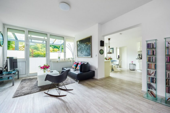 Augustinum Seniorenresidenz Dortmund Wohnung Ein großflächiger Wohnbereich mit moderner Inneneinrichtung