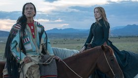 Frau und ein Native American auf zwei Pferden