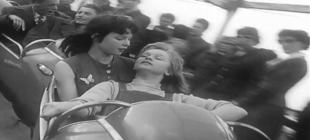 zwei junge Frauen sitzen im Waggon einer Achterbahn der 1950er