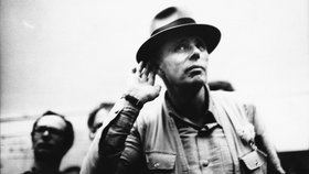 Fotografie eines horchenden Joseph Beuys