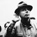 Fotografie eines horchenden Joseph Beuys