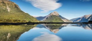 Berge welche sich in einem See spiegeln