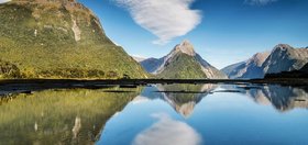 Berge welche sich in einem See spiegeln