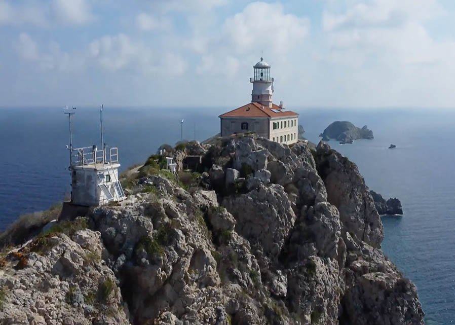 Leuchtturm auf der Insel Palagruža zwischen Kroatien und Italien