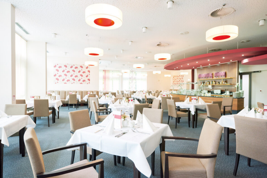 Gedeckte Tische in einem Restaurant 