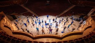 Der JazzChor der Uni Bonn fotografiert von oben