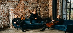 Musiker auf einem Sofa