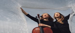 Anouchka Hack & Katharina Hack Zwei Schwestern vor blauem Himmel