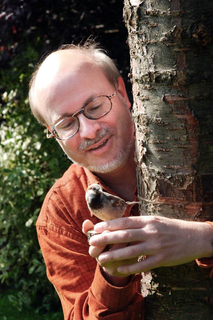 Porträtfoto des Biologen Uwe Westphal mit Vogel in der Hand