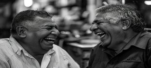 Schwarz-weiß-Bild: Zwei ältere Herren lachen herzlich
