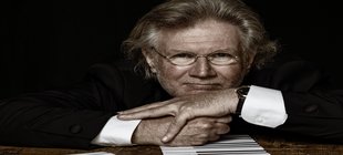 Andreas Mühlen mit Notenblätter 