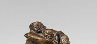 Bronzeskulptur zeigt Umarmung
