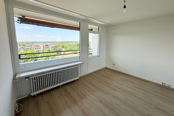 Blick ins unmöblierte Schlafzimmer